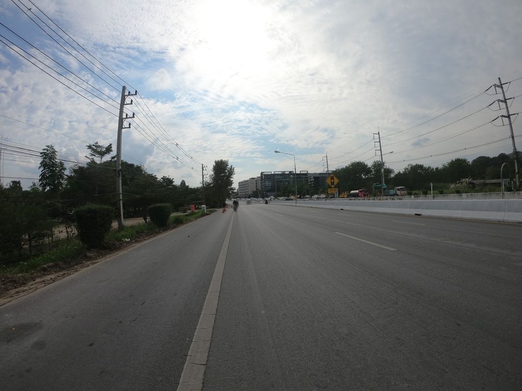 ภาพถนนตรงที่ Golden Good Hill ตั้งอยู่ ถ่ายโดย chanuwath_grab พ.ศ. 2562 (2019) · A street-level view of where Golden Good Hill stands, by chanuwath_grab in 2562 (2019)