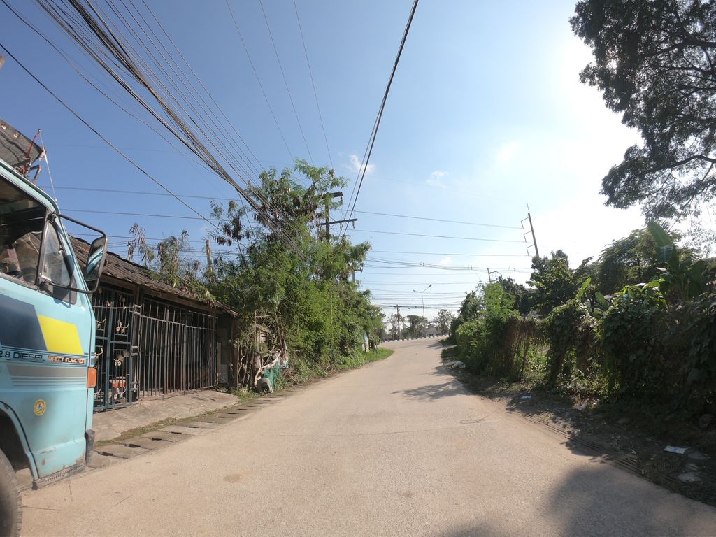 ภาพถนนตรงที่ MaloonRacing ตั้งอยู่ ถ่ายโดย chanuwath_grab พ.ศ. 2562 (2019) · A street-level view of where MaloonRacing stands, by chanuwath_grab in 2562 (2019)