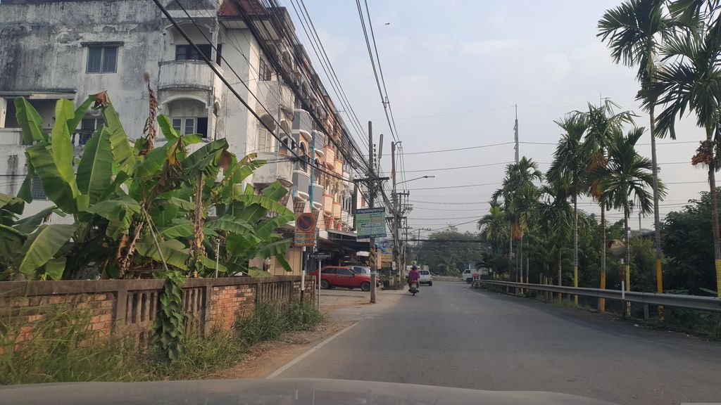 ภาพถนนตรงที่ บาร์ ริม รั้ว ตั้งอยู่ ถ่ายโดย jrcarlsen พ.ศ. 2566 (2023) · A street-level view of where บาร์ ริม รั้ว · Bar Rim Rua stands, by jrcarlsen in 2566 (2023)