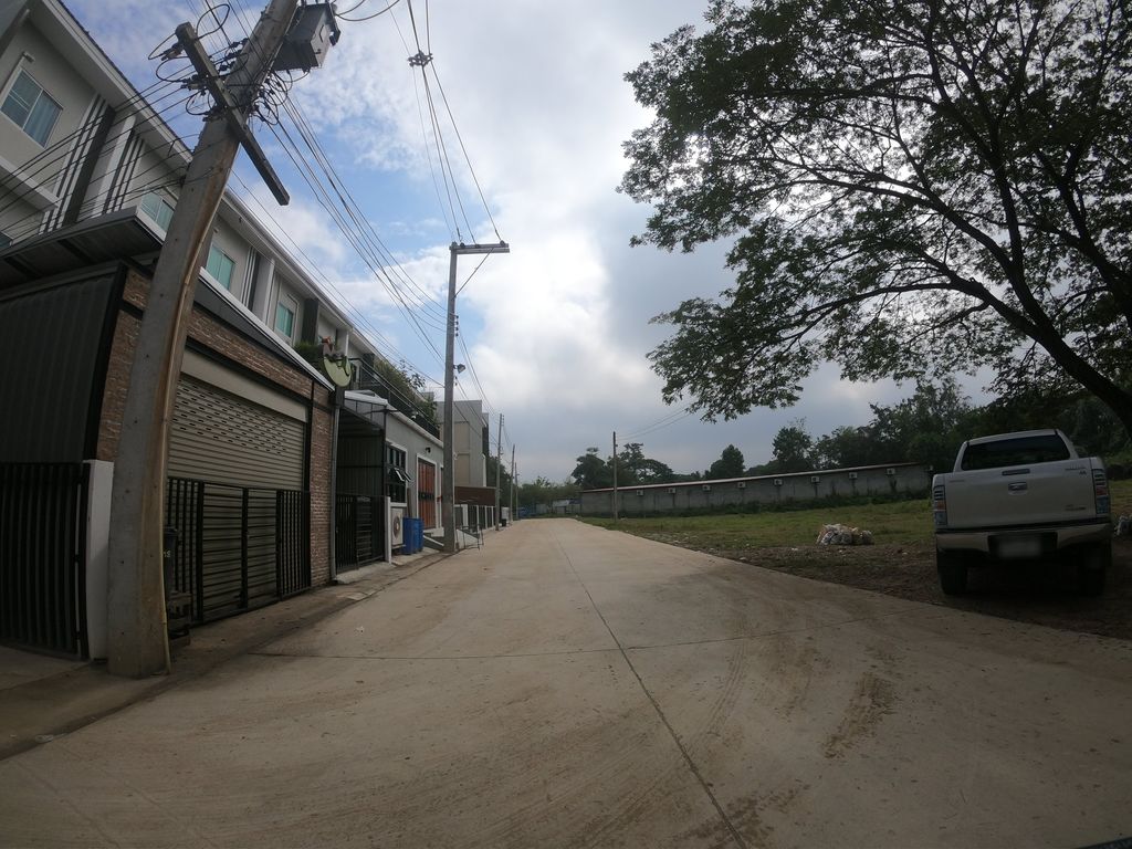 ภาพถนนตรงที่ Niramis Co-Creating Space - นิรามิส ตั้งอยู่ ถ่ายโดย chanuwath_grab พ.ศ. 2562 (2019) · A street-level view of where Niramis Co-Creating Space - นิรามิส stands, by chanuwath_grab in 2562 (2019)