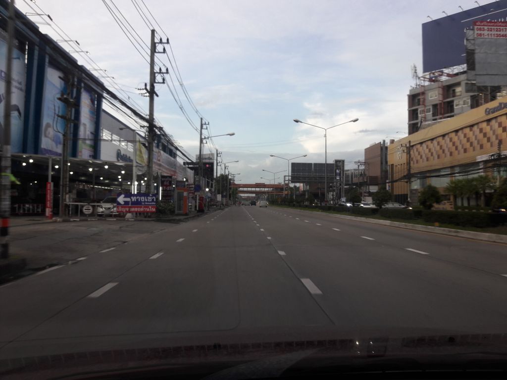 ภาพถนนตรงที่ Galerie Panisa ตั้งอยู่ ถ่ายโดย ratchaphat พ.ศ. 2561 (2018) · A street-level view of where Galerie Panisa stands, by ratchaphat in 2561 (2018)