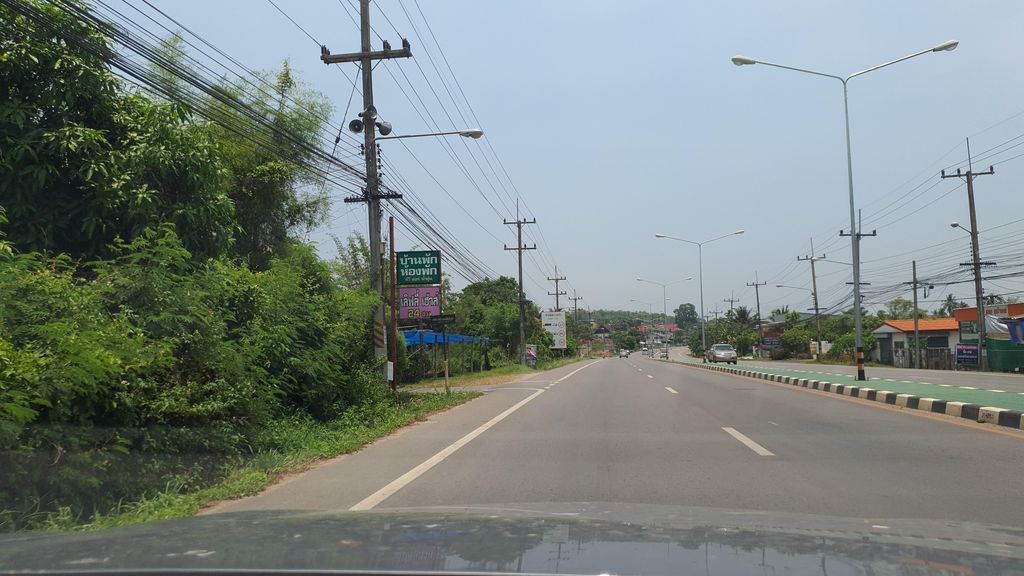 ภาพถนนตรงที่ ลานไม้ ตั้งอยู่ ถ่ายโดย jrcarlsen พ.ศ. 2565 (2022) · A street-level view of where ลานไม้ · Lan Mai stands, by jrcarlsen in 2565 (2022)