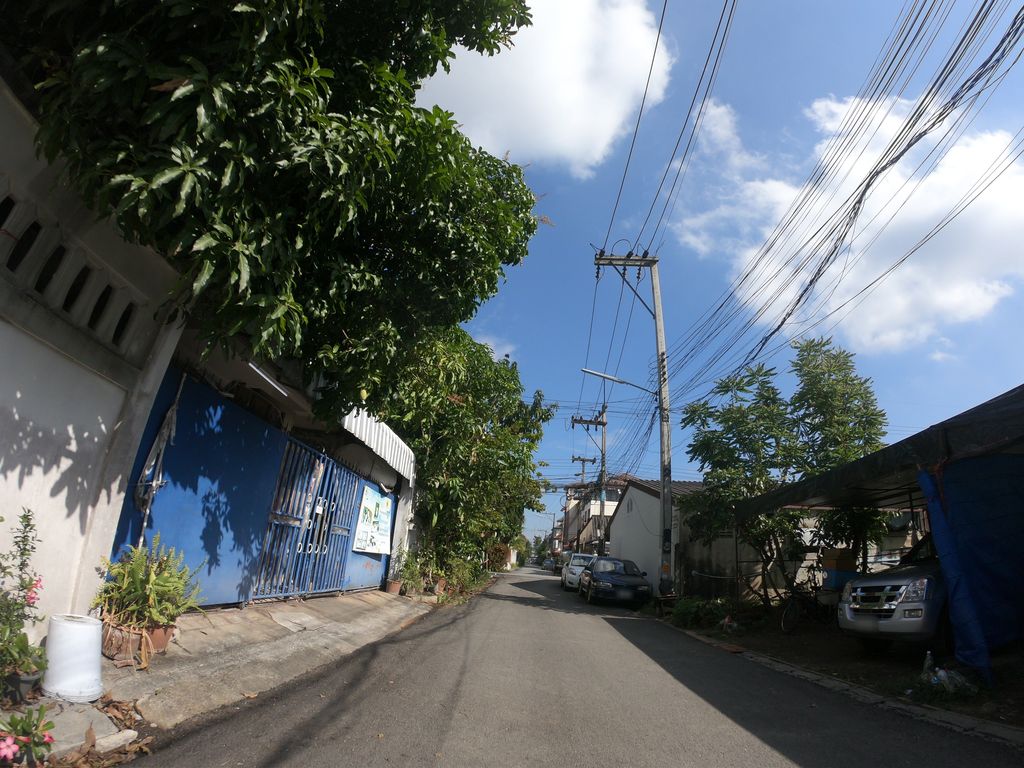 ภาพถนนตรงที่ ร้านกรอบรูปเชียงใหม่ KLFrame รับอัดภาพ ทำ กรอบลอย กรอบรูปแต่งงาน ผ้าแคนวาส ตั้งอยู่ ถ่ายโดย chanuwath_grab พ.ศ. 2562 (2019) · A street-level view of where ร้านกรอบรูปเชียงใหม่ KLFrame รับอัดภาพ ทำ กรอบลอย กรอบรูปแต่งงาน ผ้าแคนวาส stands, by chanuwath_grab in 2562 (2019)