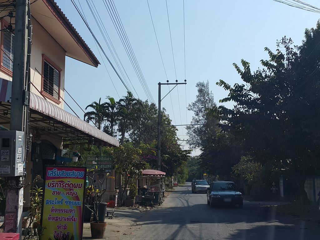 ภาพถนนตรงที่ สวนอาหารสะใจคาราโอเกะ ตั้งอยู่ ถ่ายโดย jrcarlsen พ.ศ. 2558 (2015) · A street-level view of where สวนอาหารสะใจคาราโอเกะ · Ahan Sachai Kharaoke Garden stands, by jrcarlsen in 2558 (2015)