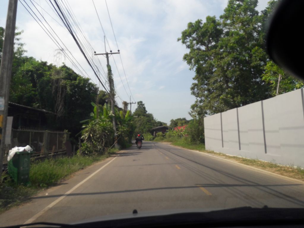 ภาพถนนตรงที่ Indistrict sankampaeng ตั้งอยู่ ถ่ายโดย noochjaree พ.ศ. 2561 (2018) · A street-level view of where Indistrict sankampaeng stands, by noochjaree in 2561 (2018)
