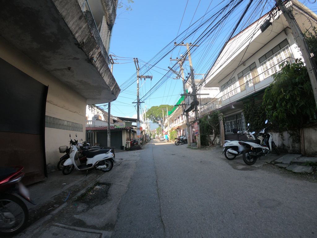 ภาพถนนตรงที่ กินเที่ยว กับ เก๋เก๋ ตั้งอยู่ ถ่ายโดย chanuwath_grab พ.ศ. 2562 (2019) · A street-level view of where กินเที่ยว กับ เก๋เก๋ · Kinthiao Kap Keke stands, by chanuwath_grab in 2562 (2019)