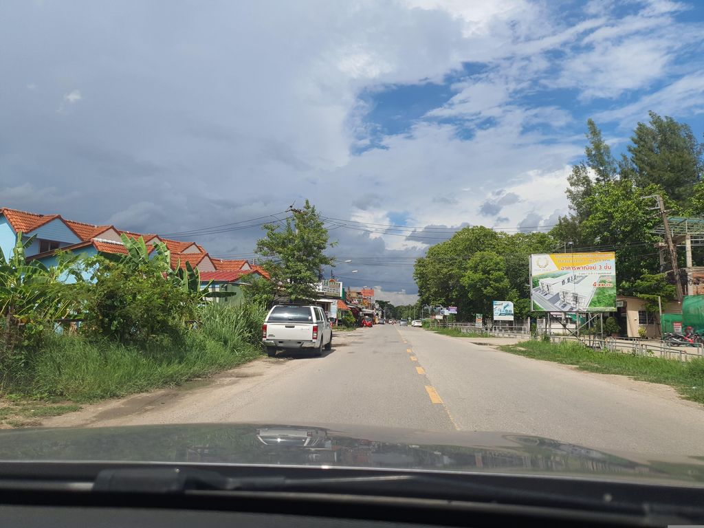 ภาพถนนตรงที่ ชูใจ ณ บ้านท่อ ตั้งอยู่ ถ่ายโดย jrcarlsen พ.ศ. 2566 (2023) · A street-level view of where ชูใจ ณ บ้านท่อ · Chuchai Na Ban Tho stands, by jrcarlsen in 2566 (2023)