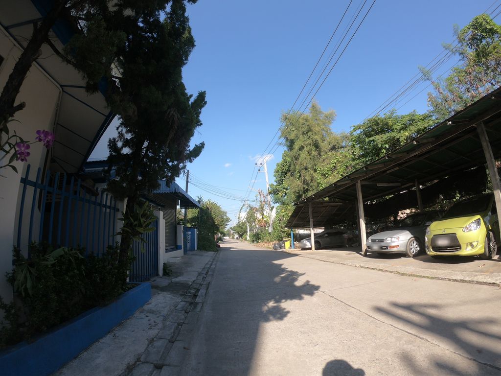 ภาพถนนตรงที่ หอพักรัตนาคอร์ท ตั้งอยู่ ถ่ายโดย chanuwath_grab พ.ศ. 2562 (2019) · A street-level view of where หอพักรัตนาคอร์ท · Ratna Court Dormitory stands, by chanuwath_grab in 2562 (2019)