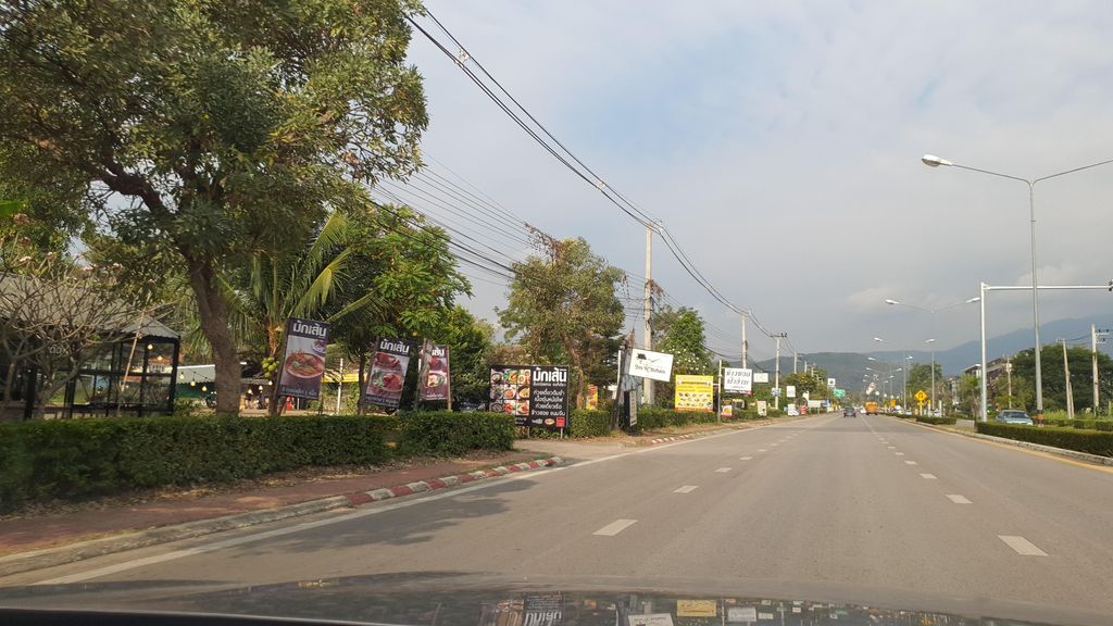 ภาพถนนตรงที่ ห้องภาพไทยศิลป์ ตั้งอยู่ ถ่ายโดย jrcarlsen พ.ศ. 2565 (2022) · A street-level view of where ห้องภาพไทยศิลป์ · Hongphap Thaisin stands, by jrcarlsen in 2565 (2022)
