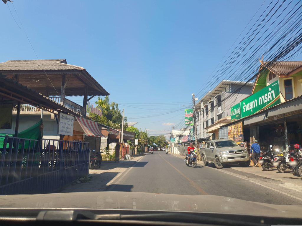 ภาพถนนตรงที่ พู่เจริญยนต์ ตั้งอยู่ ถ่ายโดย jrcarlsen พ.ศ. 2566 (2023) · A street-level view of where พู่เจริญยนต์ · Phucherinyon stands, by jrcarlsen in 2566 (2023)