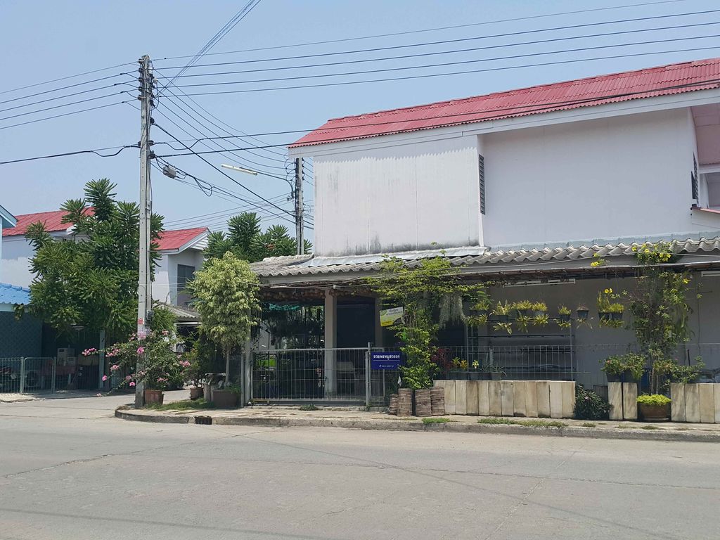 ภาพถนนตรงที่ เก็จถะหวาชุดเช่า ตั้งอยู่ ถ่ายโดย jrcarlsen พ.ศ. 2558 (2015) · A street-level view of where เก็จถะหวาชุดเช่า · Ket Tha Wa Chutchao stands, by jrcarlsen in 2558 (2015)