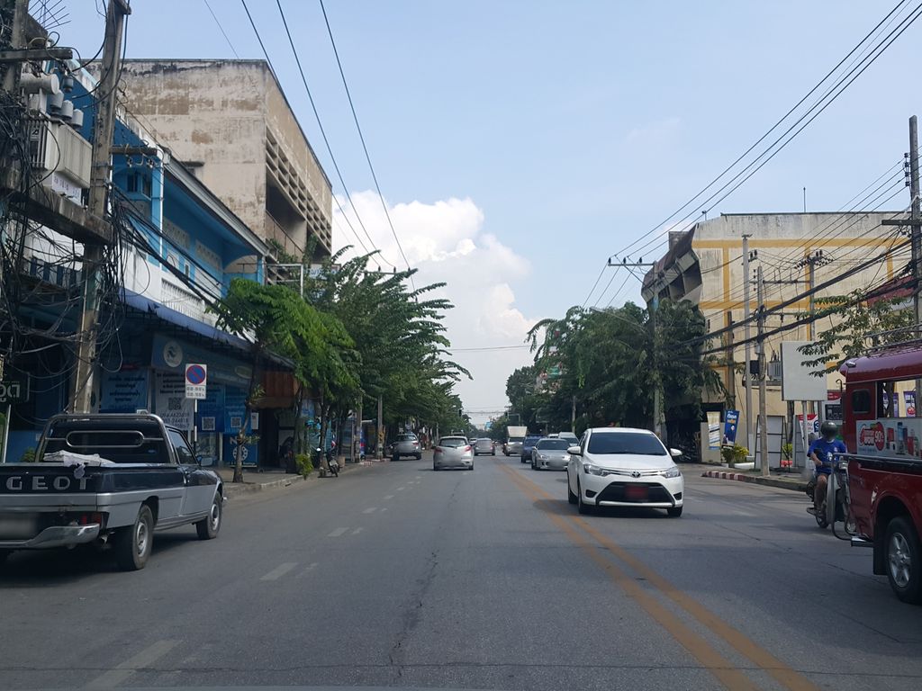 ภาพถนนตรงที่ ร้านค้าธงฟ้าวัดเกต ตั้งอยู่ ถ่ายโดย jrcarlsen พ.ศ. 2558 (2015) · A street-level view of where ร้านค้าธงฟ้าวัดเกต · Ran Kha Thongfa Wat Ket stands, by jrcarlsen in 2558 (2015)