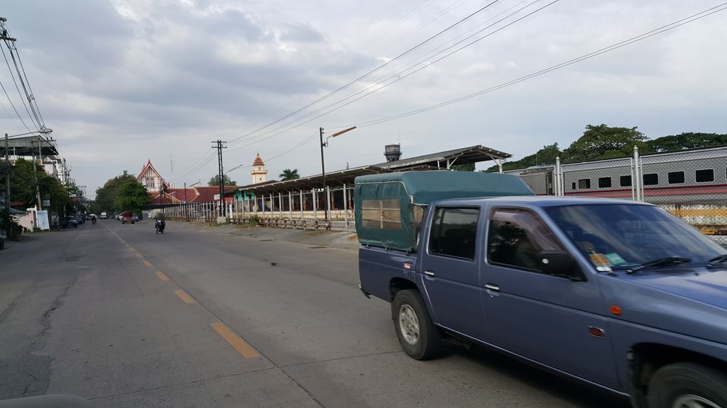 ภาพถนนตรงที่ รับสักลายเชียงใหม่ ตั้งอยู่ ถ่ายโดย jrcarlsen พ.ศ. 2559 (2016) · A street-level view of where รับสักลายเชียงใหม่ · Rapsaklai Chiang Mai stands, by jrcarlsen in 2559 (2016)