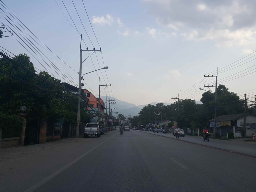 ภาพถนนตรงที่ ผัดไทยร้อยล้าน ตั้งอยู่ ถ่ายโดย jrcarlsen พ.ศ. 2558 (2015) · A street-level view of where ผัดไทยร้อยล้าน · Phatthai Roilan stands, by jrcarlsen in 2558 (2015)