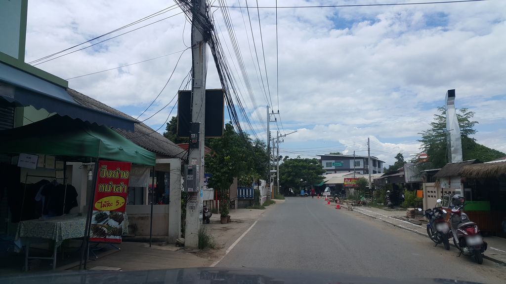 ภาพถนนตรงที่ Bighead barber สาขาบ้านโจ้ ตั้งอยู่ ถ่ายโดย jrcarlsen พ.ศ. 2560 (2017) · A street-level view of where Bighead barber สาขาบ้านโจ้ stands, by jrcarlsen in 2560 (2017)