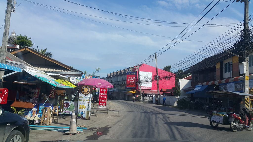 ภาพถนนตรงที่ ร้านเคโฟน ตั้งอยู่ ถ่ายโดย jrcarlsen พ.ศ. 2562 (2019) · A street-level view of where ร้านเคโฟน · Ran Khe Fon stands, by jrcarlsen in 2562 (2019)