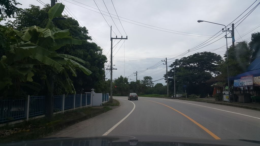 ภาพถนนตรงที่ อยากเล่ามั๊ย ตั้งอยู่ ถ่ายโดย jrcarlsen พ.ศ. 2561 (2018) · A street-level view of where อยากเล่ามั๊ย · Yaklaomai stands, by jrcarlsen in 2561 (2018)