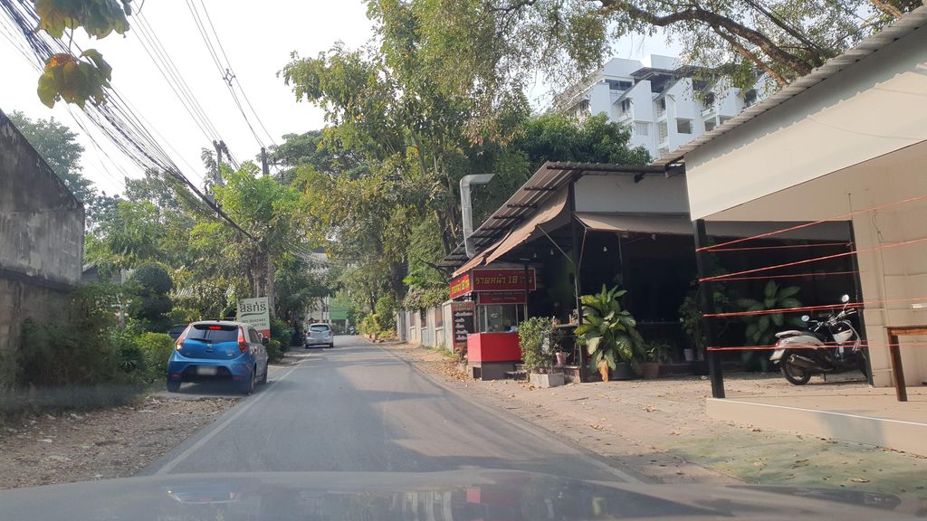 ภาพถนนตรงที่ Gindon กินด้ง ข้าวหน้าของย่าง สาขาหลัง มช. ตั้งอยู่ ถ่ายโดย jrcarlsen พ.ศ. 2566 (2023) · A street-level view of where Gindon กินด้ง ข้าวหน้าของย่าง สาขาหลัง มช. stands, by jrcarlsen in 2566 (2023)