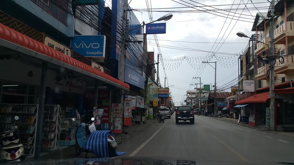 ภาพถนนตรงที่ ที่ว่าการอำเภอสันกำแพง ตั้งอยู่ ถ่ายโดย jrcarlsen พ.ศ. 2559 (2016) · A street-level view of where ที่ว่าการอำเภอสันกำแพง · San Kamphaeng District office stands, by jrcarlsen in 2559 (2016)
