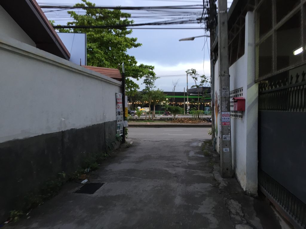 ภาพถนนตรงที่ ไถ่เส็งการยาง ตั้งอยู่ ถ่ายโดย alvinsj พ.ศ. 2560 (2017) · A street-level view of where ไถ่เส็งการยาง · Thai Seng Kanyang stands, by alvinsj in 2560 (2017)