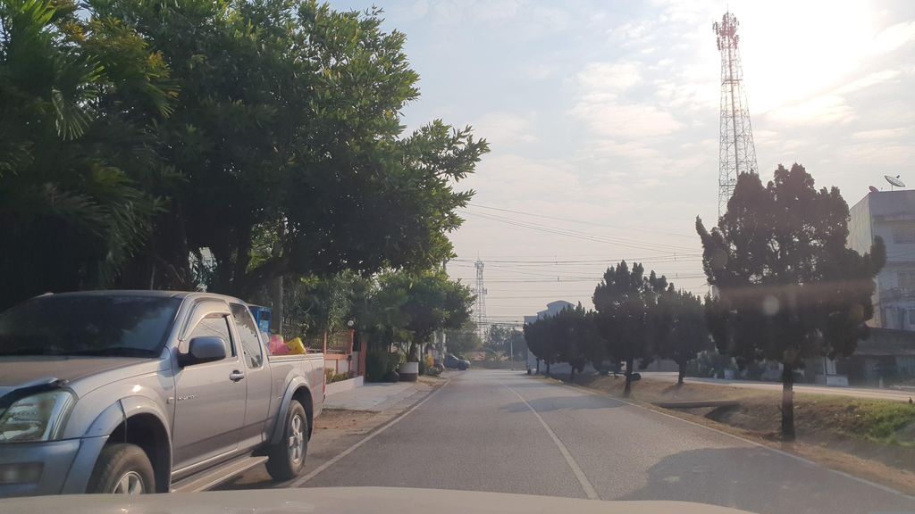 ภาพถนนตรงที่ ครัวอ๋องหางดง ตั้งอยู่ ถ่ายโดย jrcarlsen พ.ศ. 2566 (2023) · A street-level view of where ครัวอ๋องหางดง · Khrua Ong Hang Dong stands, by jrcarlsen in 2566 (2023)