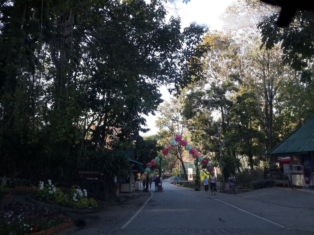 ภาพถนนตรงที่ Lanna Hill House - Pool Villa Chiang Mai ตั้งอยู่ ถ่ายโดย mishari พ.ศ. 2558 (2015) · A street-level view of where Lanna Hill House - Pool Villa Chiang Mai stands, by mishari in 2558 (2015)