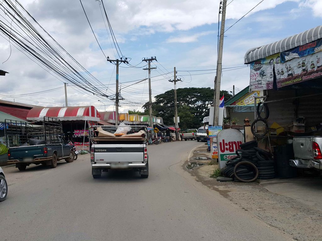 ภาพถนนตรงที่ บีบีชากาเเฟสด ตั้งอยู่ ถ่ายโดย jrcarlsen พ.ศ. 2558 (2015) · A street-level view of where บีบีชากาเเฟสด · B B Cha Kafetda stands, by jrcarlsen in 2558 (2015)