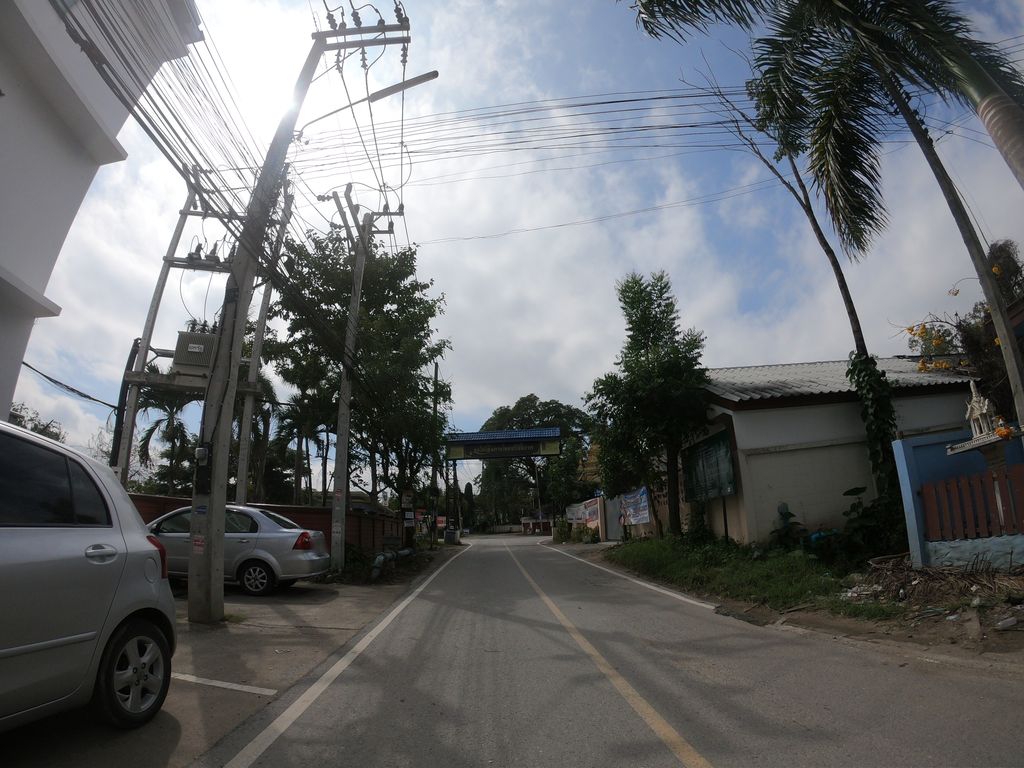 ภาพถนนตรงที่ ร้านเสริมสวยเอิ้นดาวบิวตี้ ตั้งอยู่ ถ่ายโดย chanuwath_grab พ.ศ. 2562 (2019) · A street-level view of where ร้านเสริมสวยเอิ้นดาวบิวตี้ · Oen Daobioti Beauty salon stands, by chanuwath_grab in 2562 (2019)