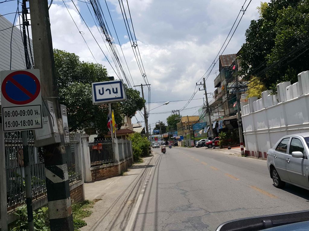 ภาพถนนตรงที่ Dreamtime Cafe ตั้งอยู่ ถ่ายโดย jrcarlsen พ.ศ. 2558 (2015) · A street-level view of where Dreamtime Cafe stands, by jrcarlsen in 2558 (2015)