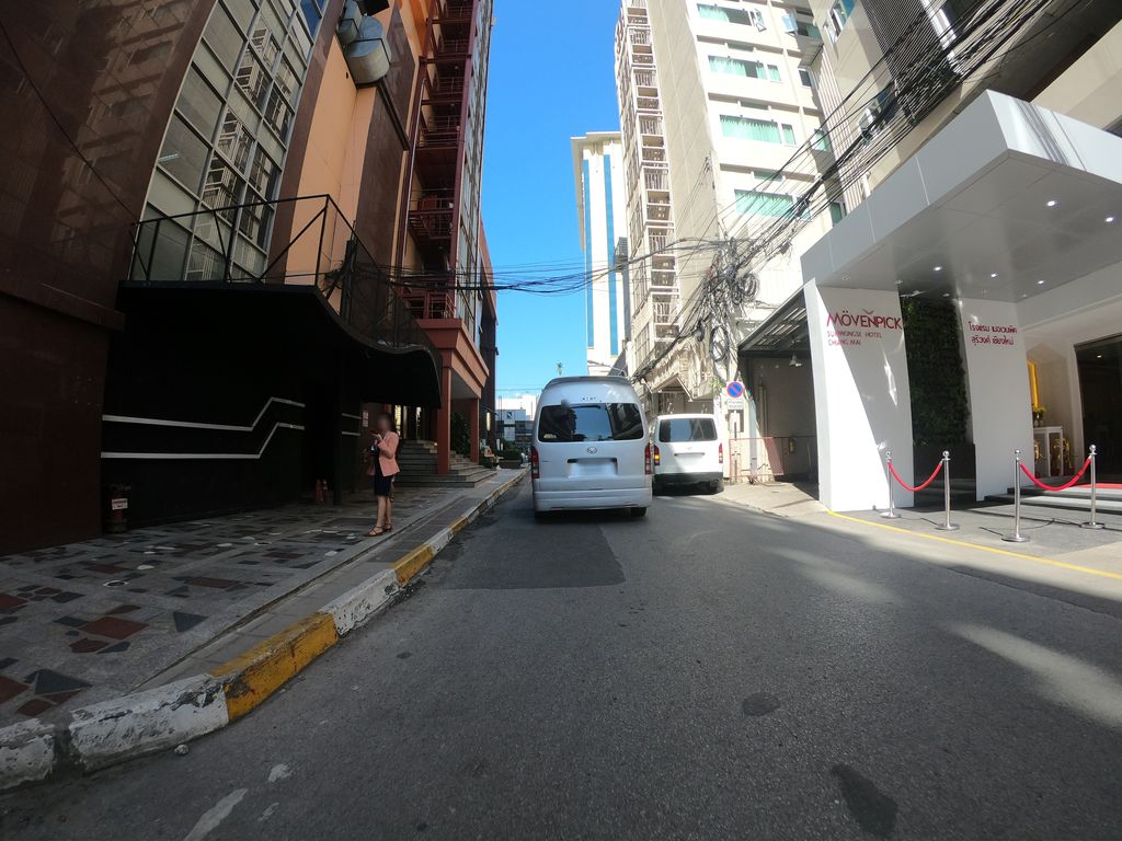 ภาพถนนตรงที่ ห้องอาหารเฟื่องฟ้า ตั้งอยู่ ถ่ายโดย chanuwath_grab พ.ศ. 2562 (2019) · A street-level view of where ห้องอาหารเฟื่องฟ้า · Hongahan Fueng stands, by chanuwath_grab in 2562 (2019)