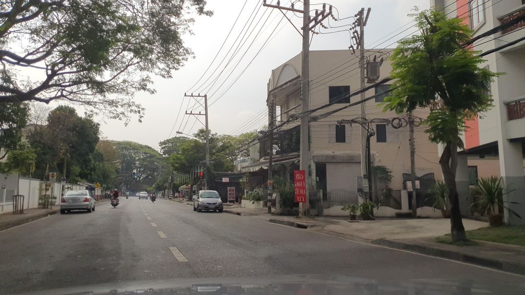 ภาพถนนตรงที่ Club One Seven Guesthouse and Gym Chiang Mai ตั้งอยู่ ถ่ายโดย jrcarlsen พ.ศ. 2565 (2022) · A street-level view of where Club One Seven Guesthouse and Gym Chiang Mai stands, by jrcarlsen in 2565 (2022)