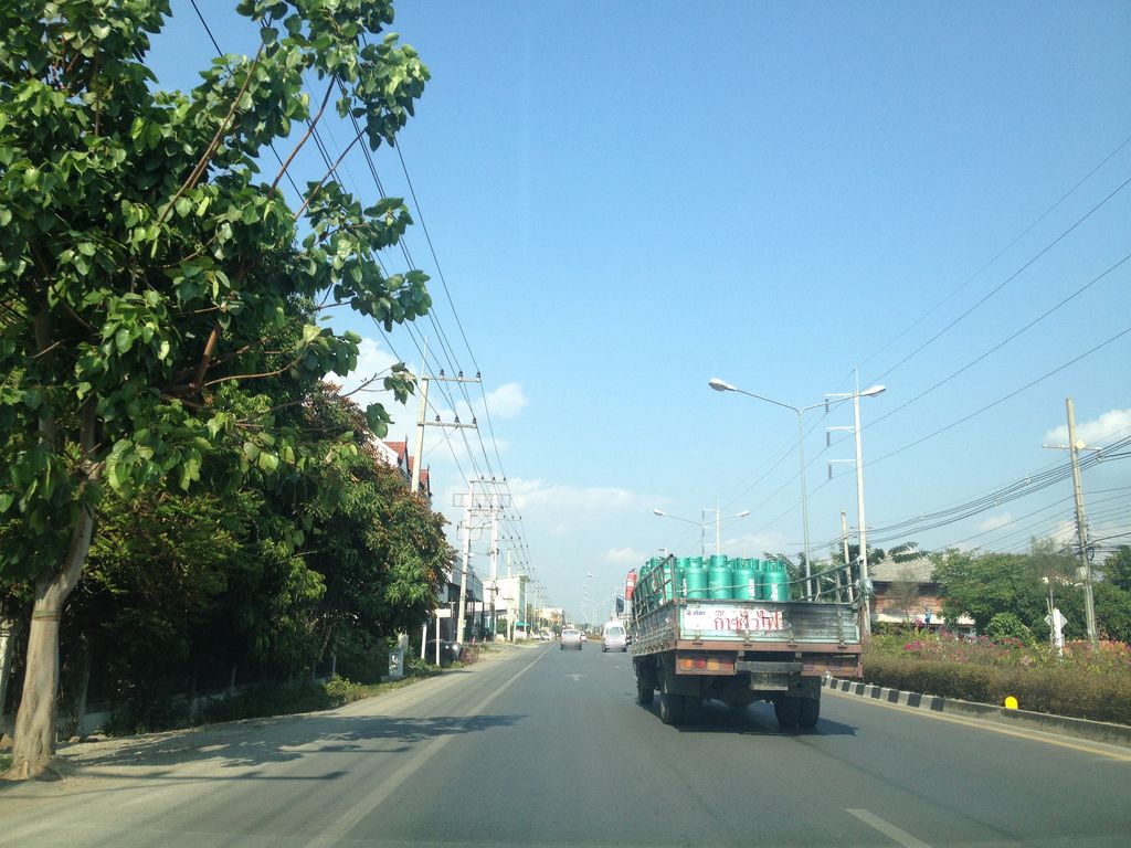 ภาพถนนตรงที่ รถบ้านธนพัฒน์ รถมือสองเชียงใหม่ ตั้งอยู่ ถ่ายโดย jimwatana พ.ศ. 2558 (2015) · A street-level view of where รถบ้านธนพัฒน์ รถมือสองเชียงใหม่ · Rotban Thon Phat Rotmuetong Chiang Mai stands, by jimwatana in 2558 (2015)