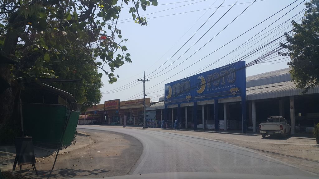 ภาพถนนตรงที่ แก้วเฟอร์นิเจอร์ ตั้งอยู่ ถ่ายโดย jrcarlsen พ.ศ. 2562 (2019) · A street-level view of where แก้วเฟอร์นิเจอร์ · Kaeo Furniture stands, by jrcarlsen in 2562 (2019)