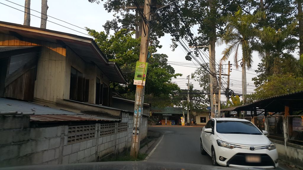 ภาพถนนตรงที่ คำปันทวีสุข คาเฟ่&อีทเทอะริ ตั้งอยู่ ถ่ายโดย jrcarlsen พ.ศ. 2559 (2016) · A street-level view of where คำปันทวีสุข คาเฟ่&อีทเทอะริ · Khampanthawisuk Café&itthoeri stands, by jrcarlsen in 2559 (2016)