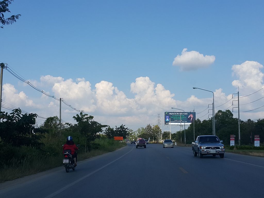 ภาพถนนตรงที่ เพิ่มพูนผลเชียงใหม่ฝ้าเพดาน ตั้งอยู่ ถ่ายโดย jrcarlsen พ.ศ. 2558 (2015) · A street-level view of where เพิ่มพูนผลเชียงใหม่ฝ้าเพดาน · Phoemphun Phon Chiang Mai Faphedan stands, by jrcarlsen in 2558 (2015)