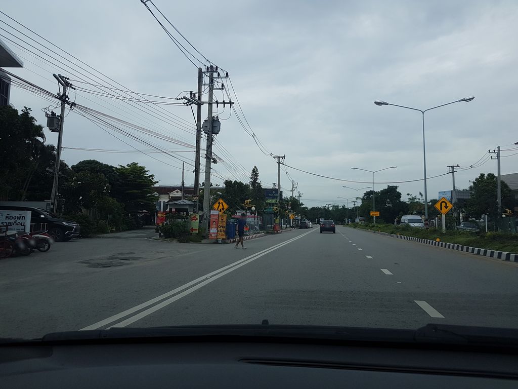 ภาพถนนตรงที่ P’เตอร์ หมูกระทะ ตั้งอยู่ ถ่ายโดย ekkarin พ.ศ. 2561 (2018) · A street-level view of where P’เตอร์ หมูกระทะ · P’toe Mukratha stands, by ekkarin in 2561 (2018)