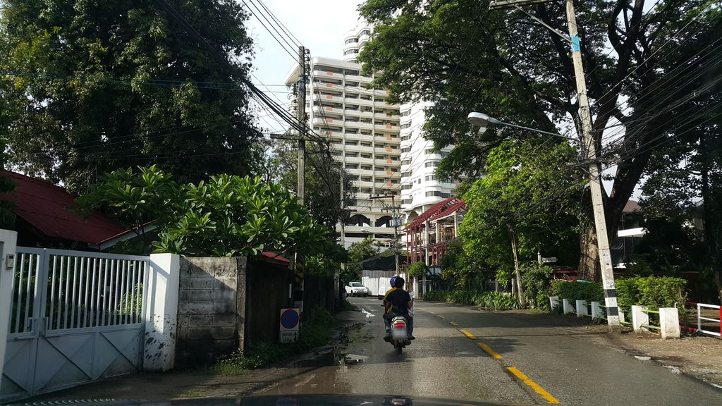 ภาพถนนตรงที่ Sibsongpanna Khantoke ตั้งอยู่ ถ่ายโดย jrcarlsen พ.ศ. 2559 (2016) · A street-level view of where Sibsongpanna Khantoke stands, by jrcarlsen in 2559 (2016)
