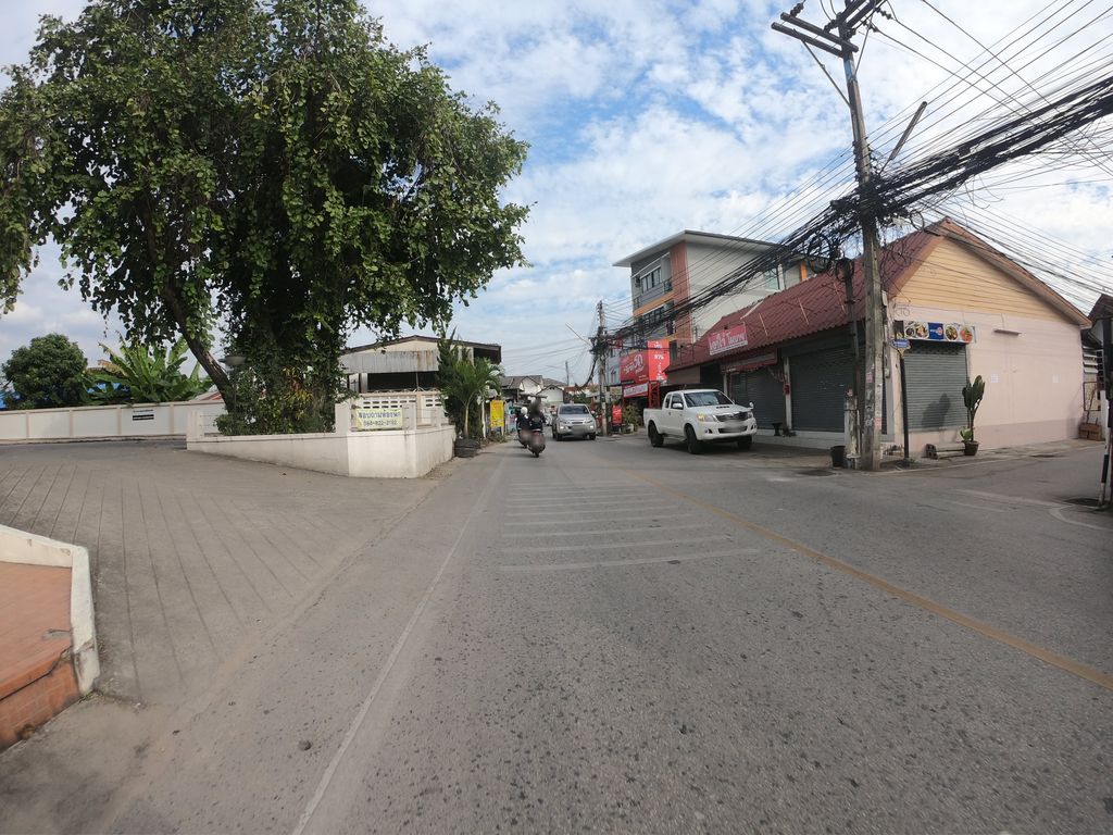 ภาพถนนตรงที่ Ashtanga Chiangmai ตั้งอยู่ ถ่ายโดย chanuwath_grab พ.ศ. 2562 (2019) · A street-level view of where Ashtanga Chiangmai stands, by chanuwath_grab in 2562 (2019)