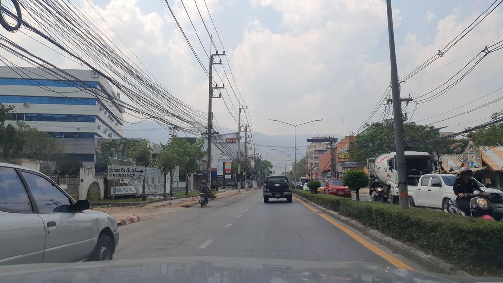 ภาพถนนตรงที่ LaiLai Shabu & Grill ตั้งอยู่ ถ่ายโดย jrcarlsen พ.ศ. 2566 (2023) · A street-level view of where LaiLai Shabu & Grill stands, by jrcarlsen in 2566 (2023)
