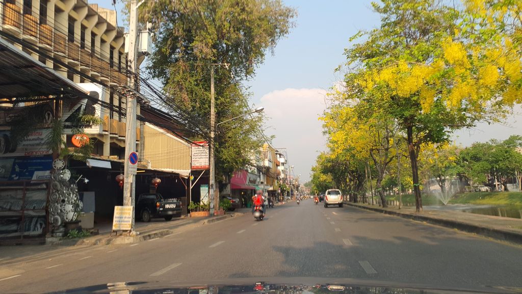 ภาพถนนตรงที่ ศรีฤทธิ์บริการ ตั้งอยู่ ถ่ายโดย jrcarlsen พ.ศ. 2565 (2022) · A street-level view of where ศรีฤทธิ์บริการ · Si Rit Brikan stands, by jrcarlsen in 2565 (2022)