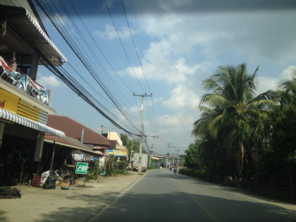ภาพถนนตรงที่ เอช็อปเครืองเขียน ตั้งอยู่ ถ่ายโดย jimwatana พ.ศ. 2558 (2015) · A street-level view of where เอช็อปเครืองเขียน · A Shop Khrueang Khian stands, by jimwatana in 2558 (2015)