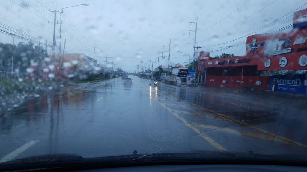 ภาพถนนตรงที่ ขนมบ้านครูหนึ่ง ตั้งอยู่ ถ่ายโดย silamanee พ.ศ. 2561 (2018) · A street-level view of where ขนมบ้านครูหนึ่ง · Khanom Ban Khrunueng stands, by silamanee in 2561 (2018)