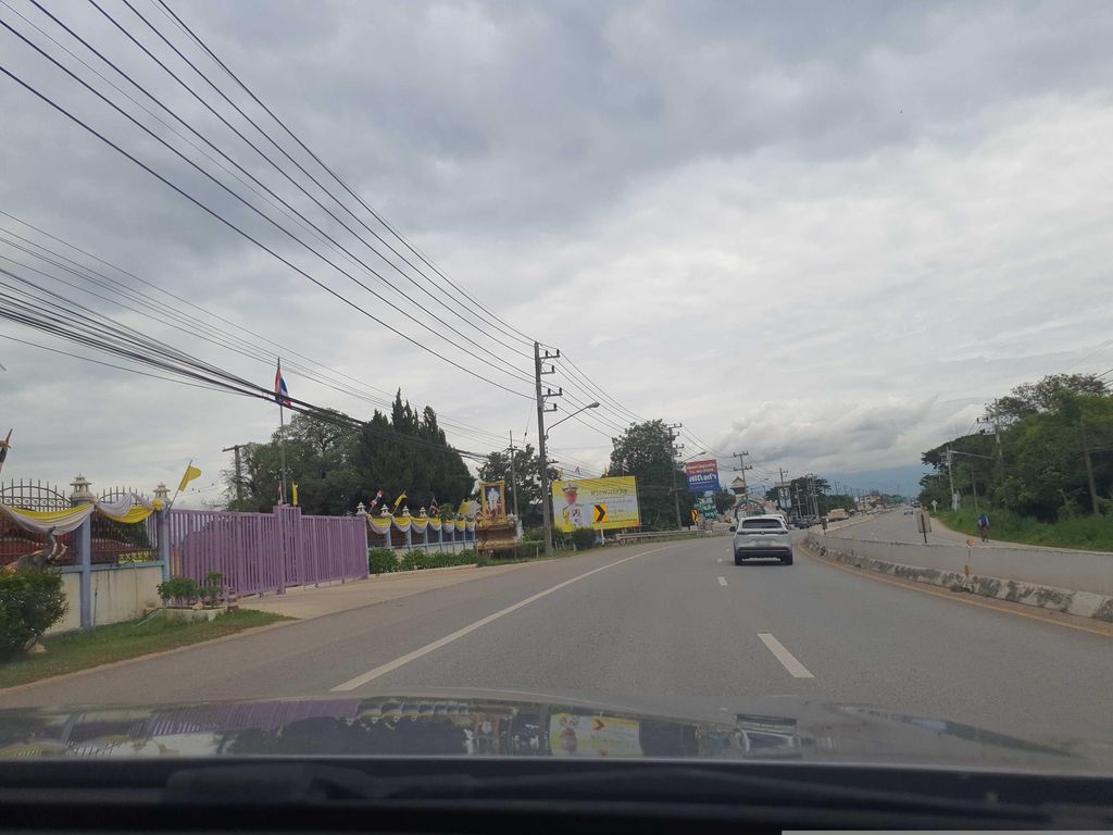 ภาพถนนตรงที่ เทศบาลตำบลจอมแจ้ง ตั้งอยู่ ถ่ายโดย jrcarlsen พ.ศ. 2566 (2023) · A street-level view of where เทศบาลตำบลจอมแจ้ง · Tambon Chomchaeng Municipality stands, by jrcarlsen in 2566 (2023)