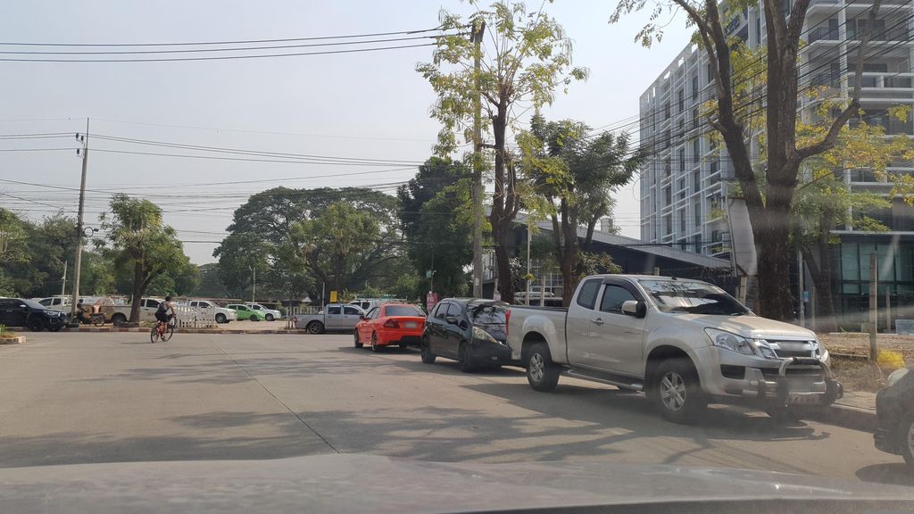 ภาพถนนตรงที่ Khaosudsoi Chiang Mai ตั้งอยู่ ถ่ายโดย jrcarlsen พ.ศ. 2566 (2023) · A street-level view of where Khaosudsoi Chiang Mai stands, by jrcarlsen in 2566 (2023)