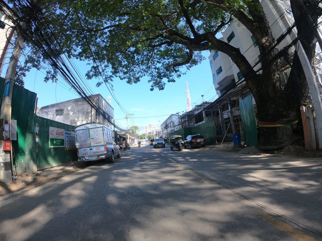 ภาพถนนตรงที่ ANA PARK ตั้งอยู่ ถ่ายโดย chanuwath_grab พ.ศ. 2562 (2019) · A street-level view of where ANA PARK stands, by chanuwath_grab in 2562 (2019)