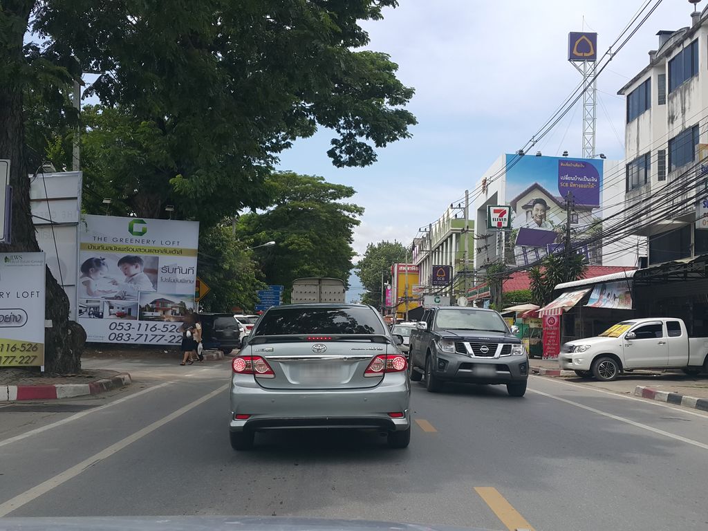 ภาพถนนตรงที่ Grand Kaze Yakiniku Chiangmai ตั้งอยู่ ถ่ายโดย jrcarlsen พ.ศ. 2558 (2015) · A street-level view of where Grand Kaze Yakiniku Chiangmai stands, by jrcarlsen in 2558 (2015)
