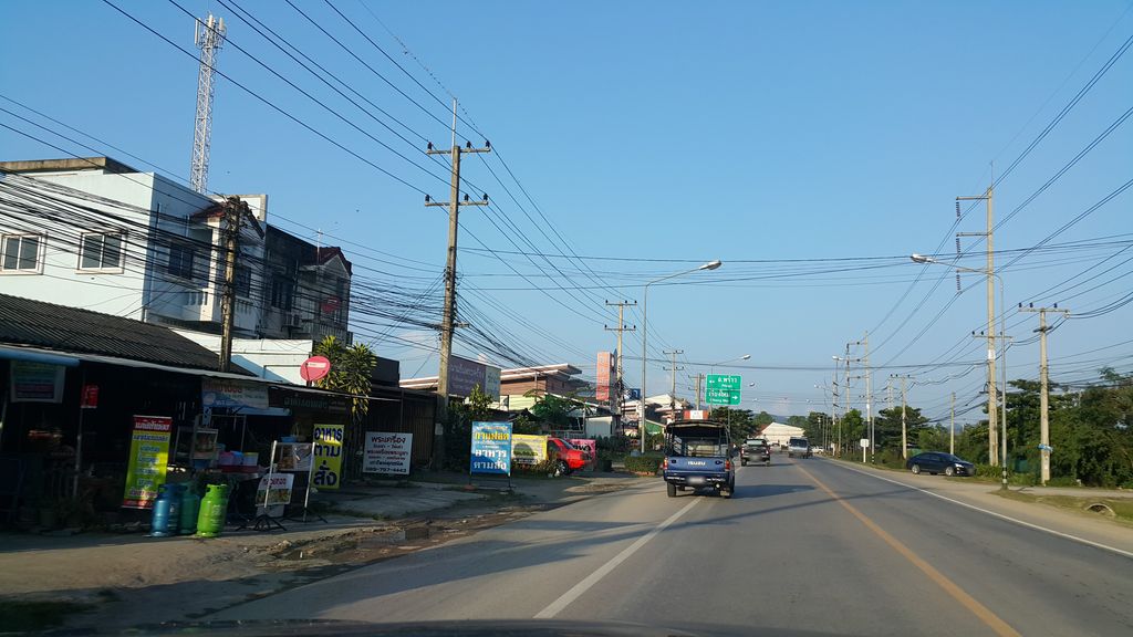 ภาพถนนตรงที่ Satar Coffee สาขาโรงพยาบาลสันทราย ตั้งอยู่ ถ่ายโดย jrcarlsen พ.ศ. 2559 (2016) · A street-level view of where Satar Coffee สาขาโรงพยาบาลสันทราย stands, by jrcarlsen in 2559 (2016)