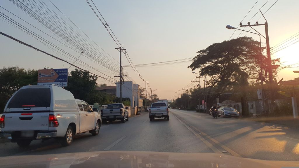 ภาพถนนตรงที่ วิวัฒน์พานิช ตั้งอยู่ ถ่ายโดย jrcarlsen พ.ศ. 2566 (2023) · A street-level view of where วิวัฒน์พานิช · Wiothaphanit stands, by jrcarlsen in 2566 (2023)