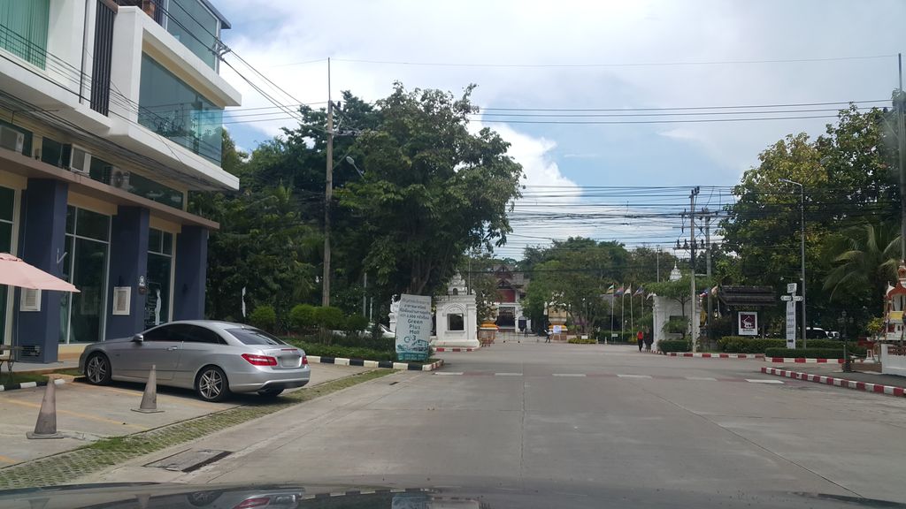 ภาพถนนตรงที่ Always Cafe and Bistro ตั้งอยู่ ถ่ายโดย jrcarlsen พ.ศ. 2559 (2016) · A street-level view of where Always Cafe and Bistro stands, by jrcarlsen in 2559 (2016)