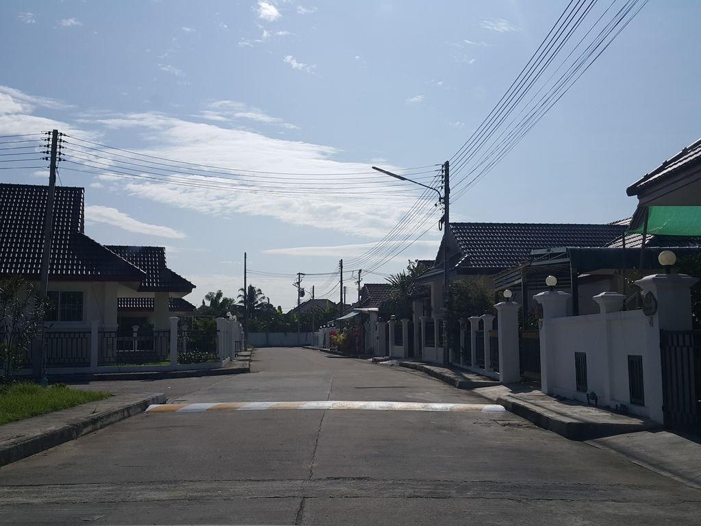 ภาพถนนตรงที่ ลาบคุณนายทองสุข ตั้งอยู่ ถ่ายโดย jrcarlsen พ.ศ. 2558 (2015) · A street-level view of where ลาบคุณนายทองสุข · Lap Khunnai Thong Suk stands, by jrcarlsen in 2558 (2015)
